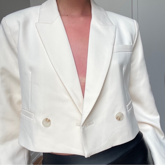 Chic White Cropped Blazer - Picture 2 of 6